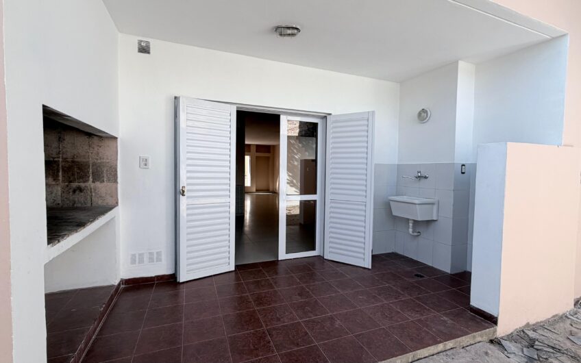 Dúplex 3 Dormitorios dentro de los Bvs c/Cochera – Alquiler