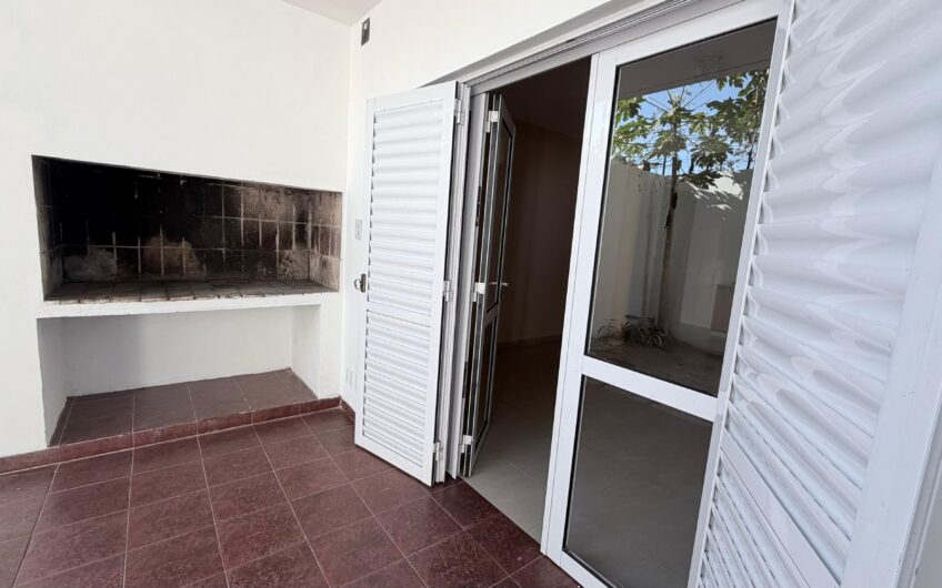 Dúplex 3 Dormitorios dentro de los Bvs c/Cochera – Alquiler