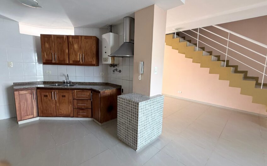 Dúplex 3 Dormitorios dentro de los Bvs c/Cochera – Alquiler
