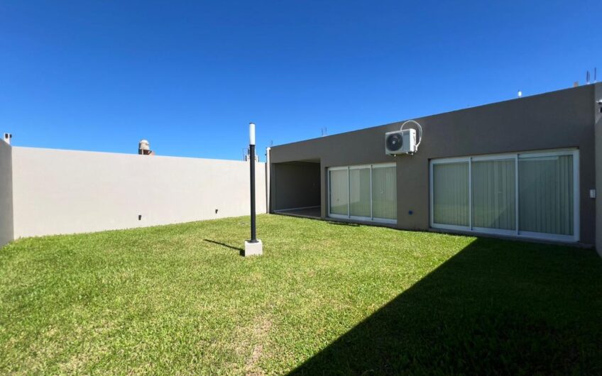 Casa Un Dormitorio Amplia en loteo Las Lilas – Alquiler