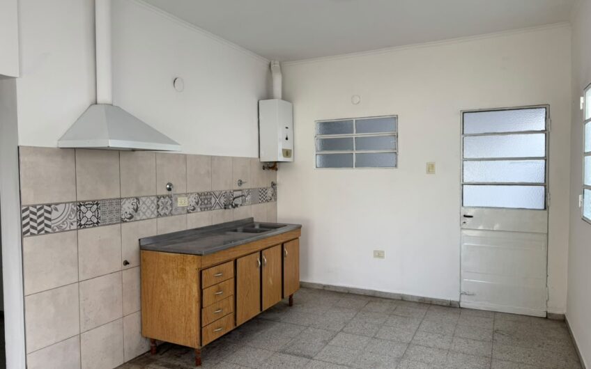 Casa 2 Dormitorios dentro de los Bvs – Alquiler